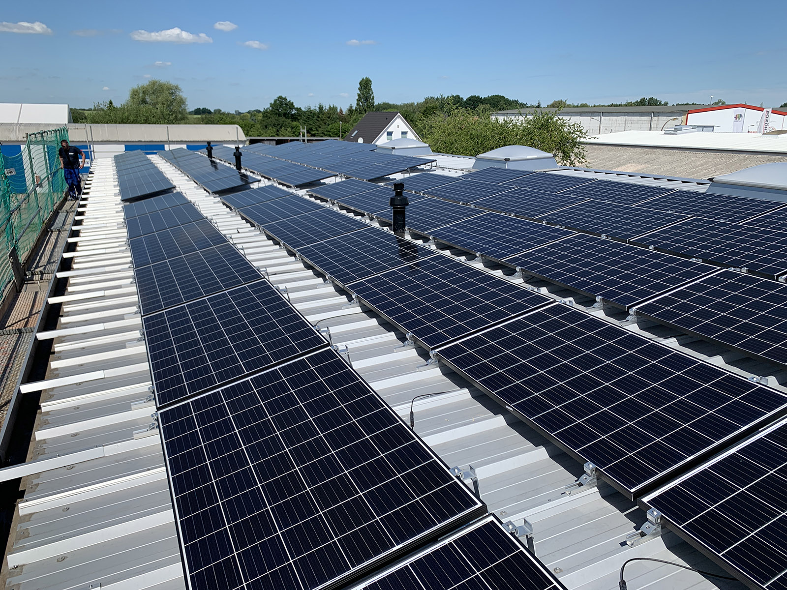 Photovoltaikanlage auf dem Dach einer Lagerhalle